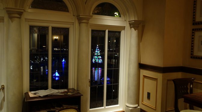 サローネ・デッラミーコのクリスマスツリーとターンダウン後のお部屋